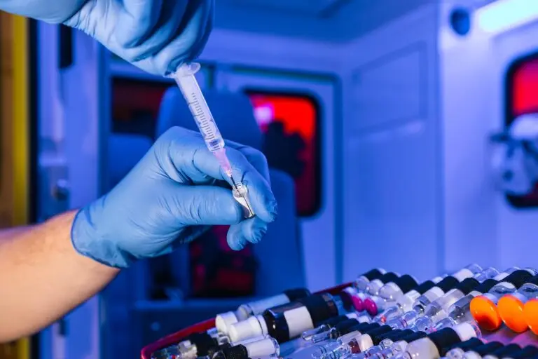 Przełom nadnerczowy – czym jest i jak się objawia? Przyczyny i leczenie