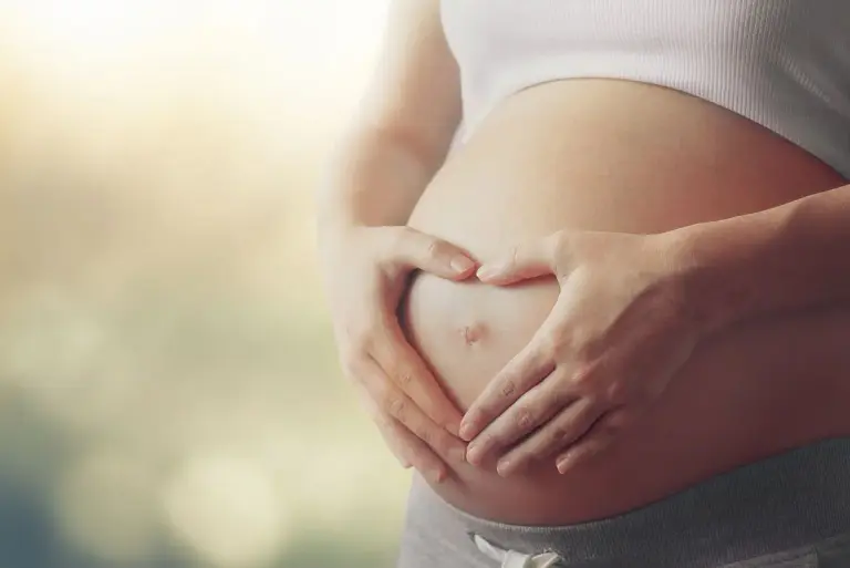 Badania genetyczne w ciąży – kiedy i jakie wykonać? Co pozwalają wykryć?