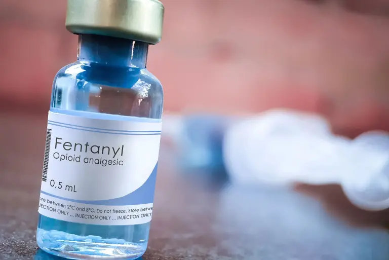 Co to jest fentanyl i jak działa na organizm? Dlaczego jest tak silnie uzależniający?