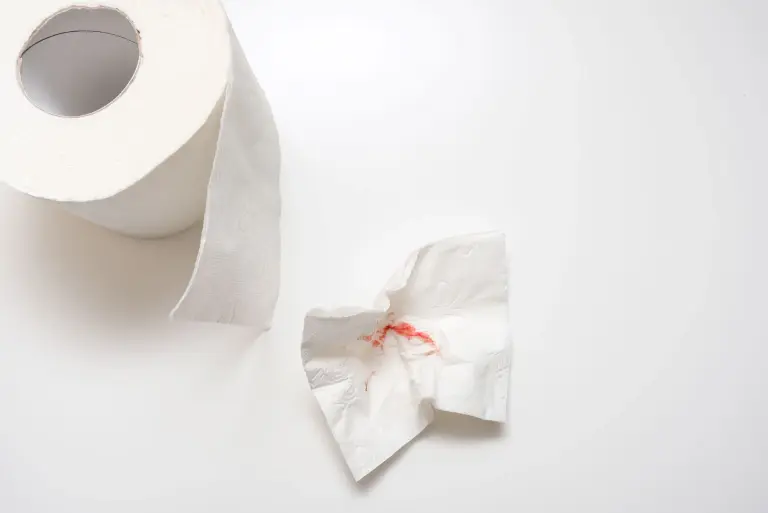 Krew z odbytu – możliwe przyczyny i diagnostyka krwawienia z odbytu