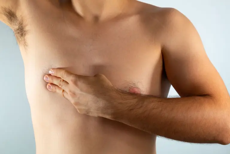 Rak piersi u mężczyzny. Jakie daje objawy? Diagnostyka nowotworu piersi
