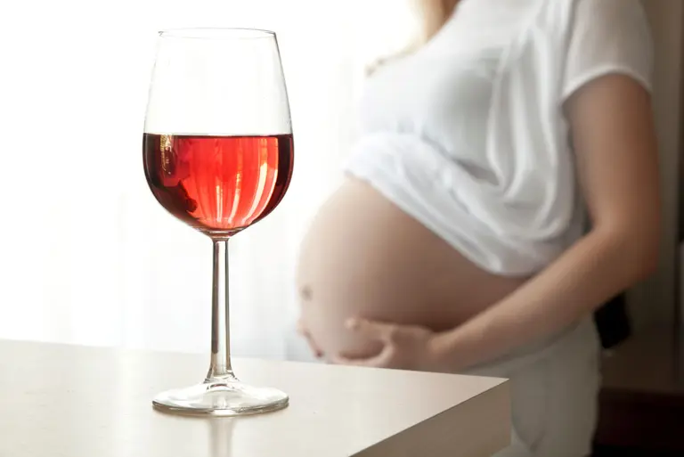 FAS (alkoholowy zespół płodowy) – co to jest? Objawy, przyczyny, leczenie