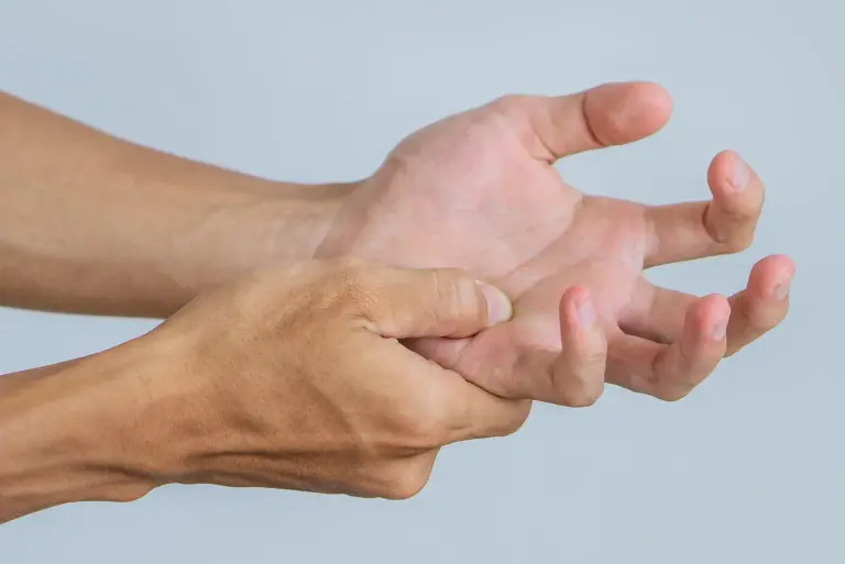 Dystonia – czym jest, jakie daje objawy i czy jest uleczalna?