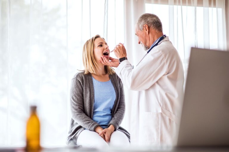 Czarny język – co może oznaczać? Przyczyny czarnego nalotu i diagnozowanie