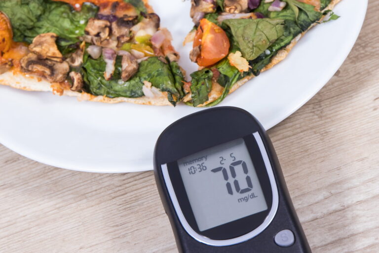 Co jeść przy niskim poziomie cukru we krwi? Jak szybko podnieść cukier?
