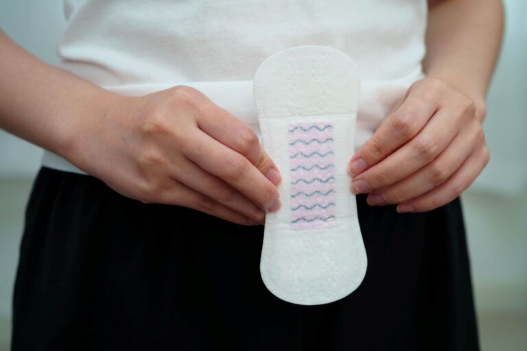 Plamienie (krwawienie) implantacyjne – z czego wynika i jak je rozpoznać?