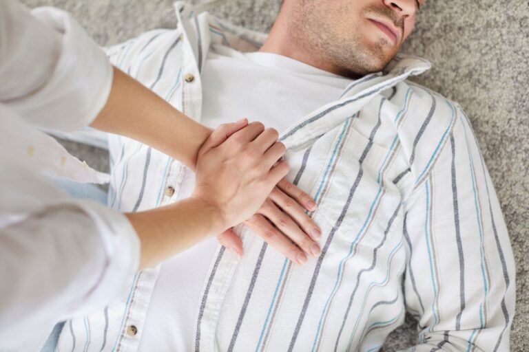 Jak zrobić masaż serca i gdzie uciskać? 