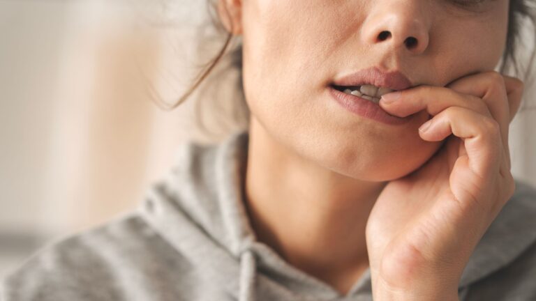 Obgryzanie paznokci (onychofagia) – jakie mogą być przyczyny i konsekwencje?