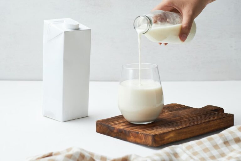 Kazeina – co to jest, gdzie występuje, objawy alergii na kazeinę