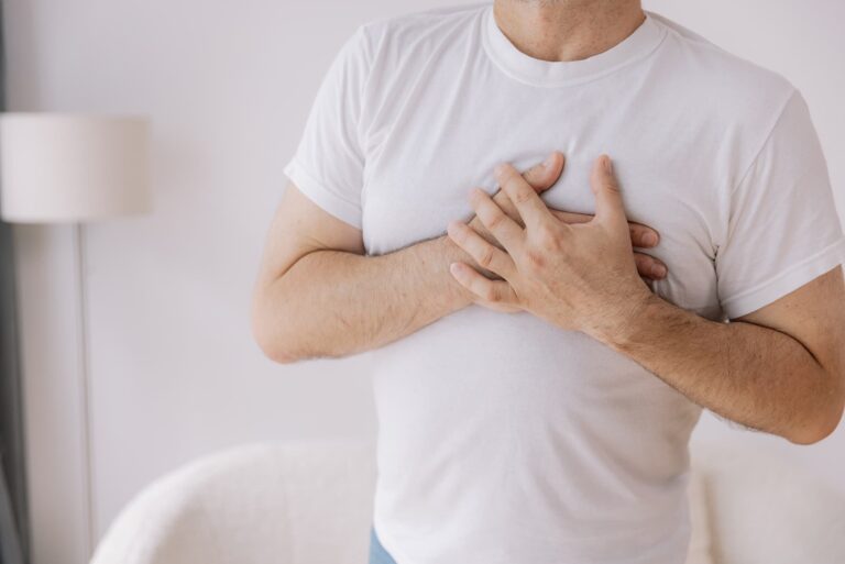 Bóle w klatce piersiowej – co mogą oznaczać? Możliwe przyczyny i postępowanie