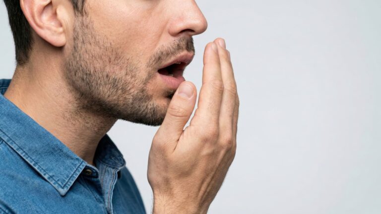 Kamienie migdałkowe – czym są i dlaczego powstają? Objawy i leczenie