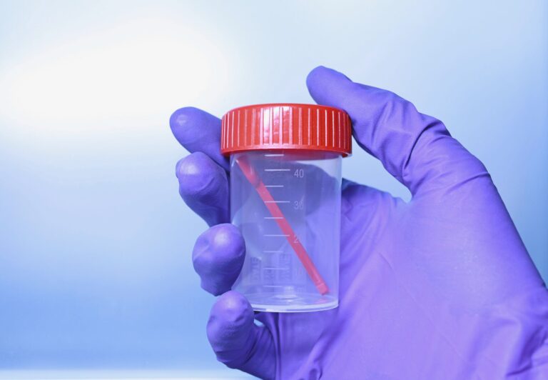 Śluz w kale: co może być przyczyną i kiedy stolec ze śluzem powinien niepokoić?