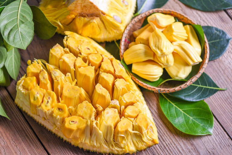 Chlebowiec (jackfruit) – co to za owoc, jakie ma właściwości i zastosowanie?