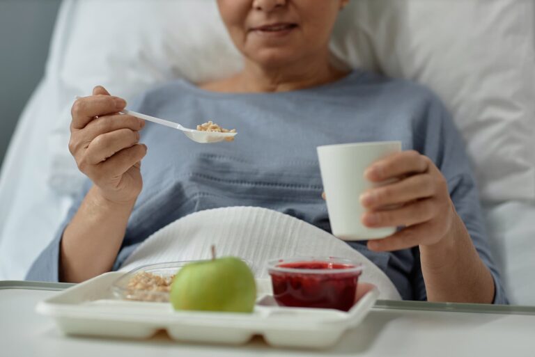 Dieta przy chemioterapii. Co jeść w trakcie i po chemioterapii? Przykładowy jadłospis przy chemioterapii