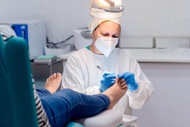 Dystrofia paznokci – przyczyny, objawy, diagnostyka i leczenie